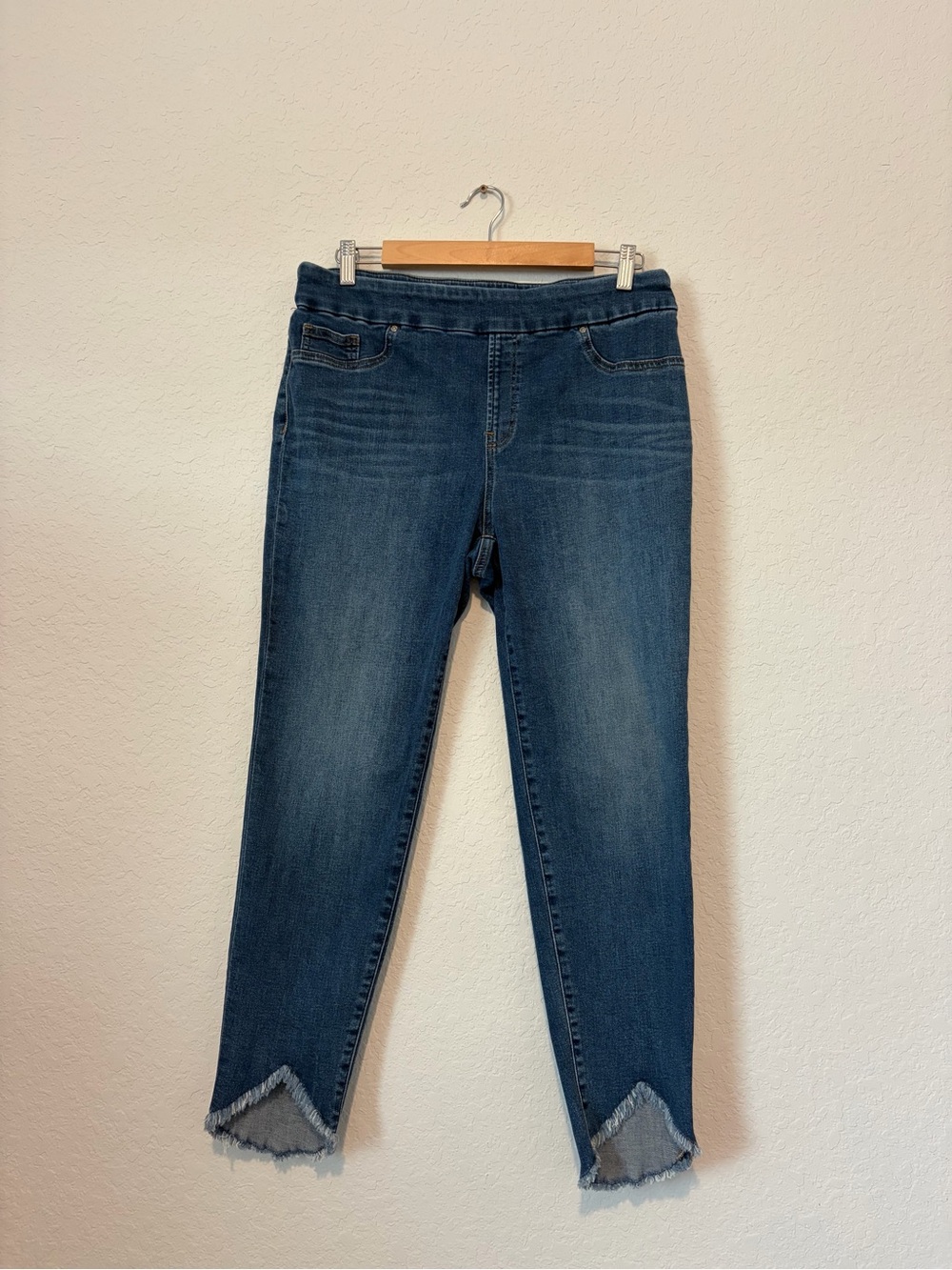 Chico's Dark Blue Cropped Ankle Jeans with Frayed V-Hem